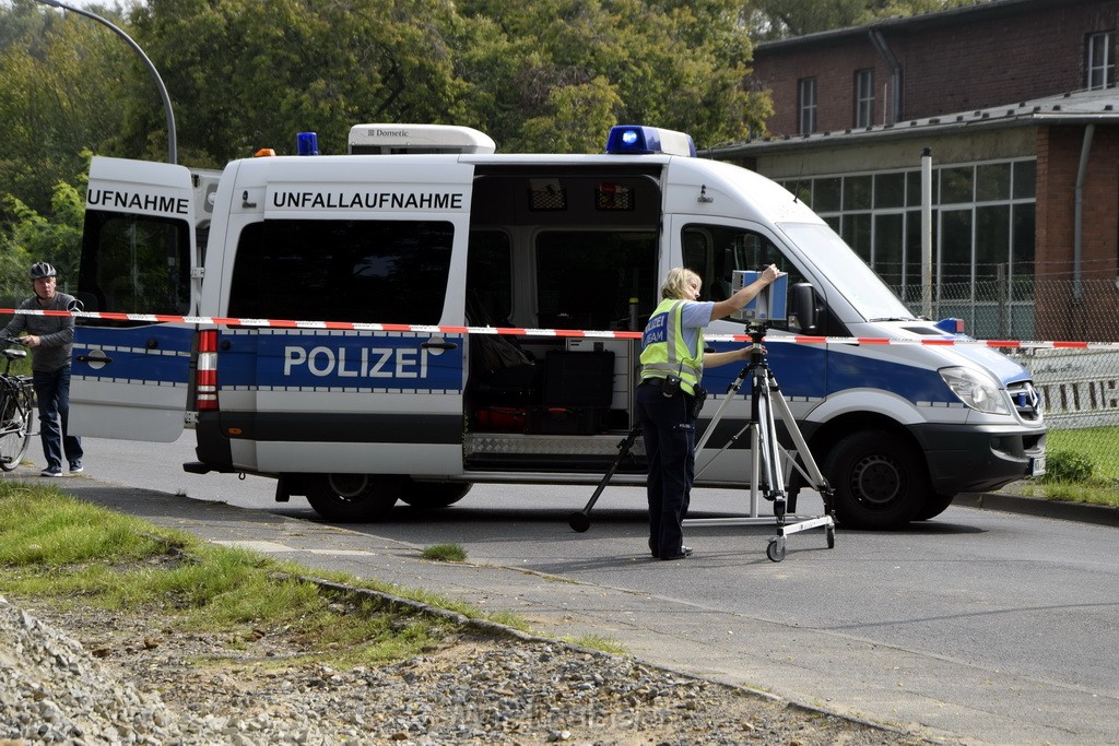 Schwerer Krad PKW Unfall Koeln Muelheim Am Springborn Cottbuserstr P095.JPG - Miklos Laubert